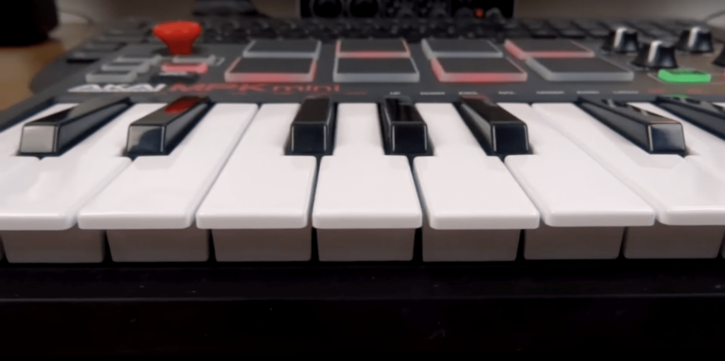 Fotografia de un controlador midi AKAI MPK Mini MK3